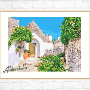 Op de afbeelding: Een schilderachtig uitzicht op een smalle straat in Alberobello, Italië. De straat is omzoomd met witgekalkte gebouwen met kegelvormige daken, kenmerkend voor de trulli-architectuur van de regio. Weelderig groen omlijst de scène en voegt een vleugje levendigheid toe.
