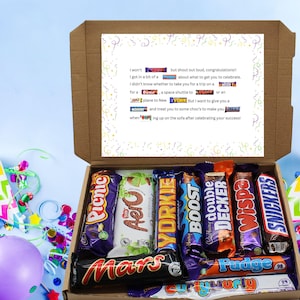 Peut inclure: Une boîte en carton remplie de barres chocolatées variées, dont Picnic, Aero, Yorkie, Boost, Double Decker, Wispa, Snickers, Mars, Fudge et Curly Wurly. La boîte contient également un message imprimé de félicitations.