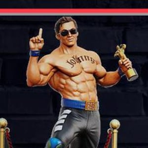 Puede incluir: Una figura esculpida de un hombre musculoso que lleva un traje de lucha libre azul y negro, gafas de sol y un trofeo de oro. Tiene un tatuaje en el pecho que dice "Johnny". La figura está de pie sobre una alfombra roja con postes dorados.