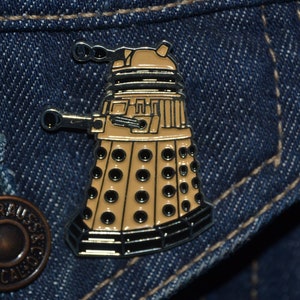 Dalek Pin *New Design* (dim 40 x 20 mm) DR WHO, Tardis, Police Box, Time Machine, Cyberman - Enamel Metal Lapel Pin Badge ts