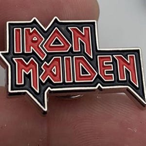 Broche vintage do Iron Maiden (dimensões máximas: 25 mm) em metal esmaltado, estilo Mega Death, Trash Metal, Hard Rock, MC, Música