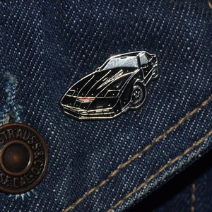 PUTTY. Style Pin - KITT, Knight Rider, David Hasselhoff (max.dim 25 mm) - Emalj Metall Kavajnål Badge Bil ts