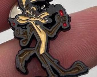 Wile E. Coyotee Style Pin (max.dim 25 mm) - Roadrunner Enamel Metal Lapel Pin Badge mb Vintage Limited Stock