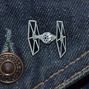 Tie Fighter Style Pin *New Dsign* (diameter 25 mm) Star Wars Imperial Rebellion Yavin Endor - Enamel Metal Lapel Pin Badge