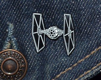 タイ・ファイター風ピンバッジ *新デザイン* (直径25mm) スター・ウォーズ 帝国の反乱 ヤヴィン・エンドア - エナメルメタル ラペルピンバッジ