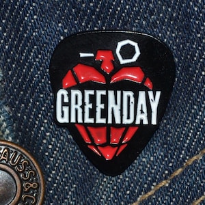 Spilla a forma di plettro per chitarra Green Day (dim. max. 25 mm) Spilla in metallo smaltato GreenDay Punk Rock Punk American Idiot Dookie MC Music