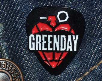グリーン・デイ ギターピック型ピン (最大径 25 mm) エナメルメタル ラペルピンバッジ GreenDay パンク・ロック・パンク アメリカン・イディオット ドゥーキー MC ミュージック