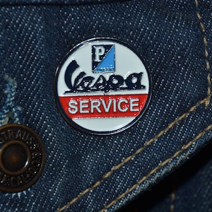 Vespa Classic Service Sign Pin (dim 25 mm) - Enamel Metal Lapel Pin Badge