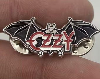 オジー・バット・ピン（最大寸法25mm） - エナメルメタル製ラペルピンバッジ、オズボーンとブラック・サバスにインスパイアされた音楽バンドMC