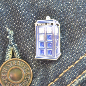 Tardis Pin *New Design* (max.dim 22 mm) DR WHO Police Box, Time Machine, Dalek, Cyberman - Enamel Metal Lapel Pin Badge ts