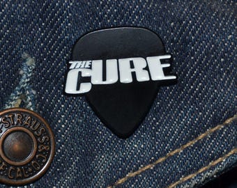 The Cure Guitar Picks Shape Pin (max.dim 25 mm) Enamel Metal Lapel Badge Robert Smith Boys Don t Cry Lullaby Friday I m in Love Music MC ts