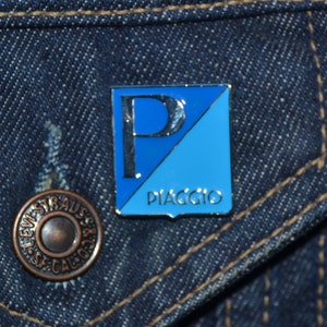 Vespa Classic Horncast Logo Pin / Piaggio Crest (max.dim 25 mm) - Enamel Metal Lapel Pin Badge MC