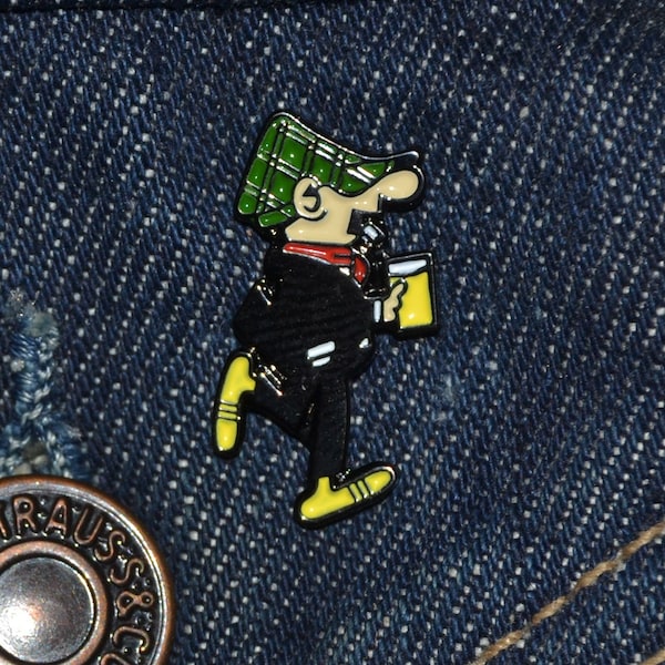 Andy Capp Style Pin Casuals, Willy Wacker, Charlie Kappl (max.dim 25 mm) Enamel Metal Lapel Pin Badge Football Soccer Working Class mb