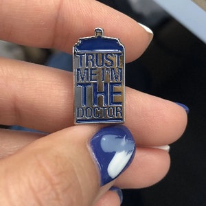 Trust me I m the Doctor Pin (max.dim 22 mm) DR WHO, Tardis, Police Box, Time Machine, Dalek, Cyberman - Enamel Metal Lapel Pin Badge