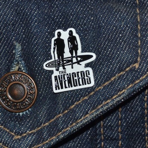 Emma Peel John Steed The UK Avengers Shape Classic Logo Pin (max.dim 25 mm) - Enamel Metal Lapel Pin Vintage Badge