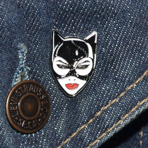 Catwoman Pin classic style Vintage (max.dim 22 mm) - Enamel Metal Lapel Pin Badge