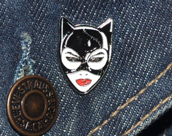 Catwoman Pin classic style Vintage (max.dim 22 mm) - Enamel Metal Lapel Pin Badge