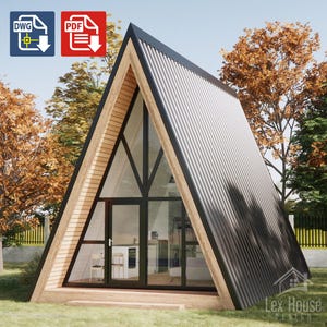 Op de afbeelding: Een zwart en houten A-frame huis met grote ramen en een zwart metalen dak. Het huis is omgeven door bomen en gras.