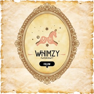 Pu&ograve; includere: Logo di Whimsy Papercraft con una giraffa stilizzata rosa in una cornice ovale dorata ornata di stelle e il testo "Whimsy Papercraft" e "Follow" su uno sfondo beige.