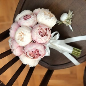 Romantischer rosa und weißer Pfingstrosen-Brautblumenstrauß und Boutonniere Set