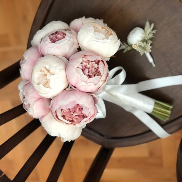 Ensemble bouquet de mariée romantique pivoine rose et blanche et boutonnière