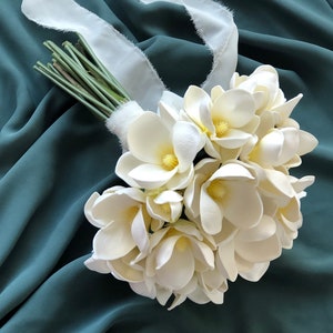 Bridal magnolia bouquet and boutonniere