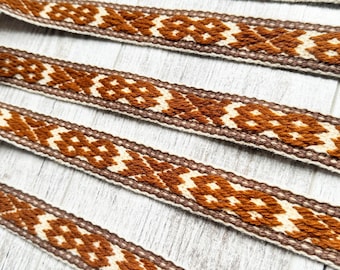 Norwegian pick up belt made of pure white and brown wool, folk costume, national outfit, inkle weaving, plein weave, riggid heddle