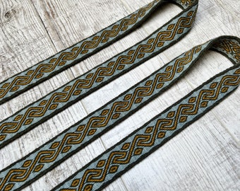 Tablet woven belt spiral pattern made of green wool tablet weaving historical costume iron age viking slavic larp sca reenactment