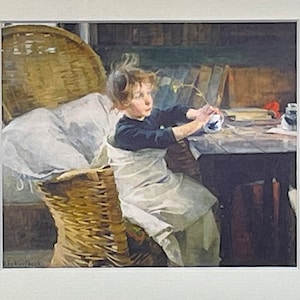 以下が含まれることがあります： テーブルにカップと花を持って座っている若い女の子の水彩画が額装されています。女の子は白いエプロンと濃い青色のシャツを着ています。絵は籐の椅子と窓のある部屋を舞台にしています。