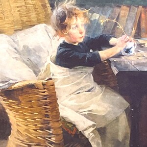 以下が含まれることがあります： 白いドレスと黒いセーターを着た若い女の子が、籐製の椅子に座って、青と白のカップに小さな花束を持っています。女の子は横を向いており、シーンは写実的なスタイルで描かれています。