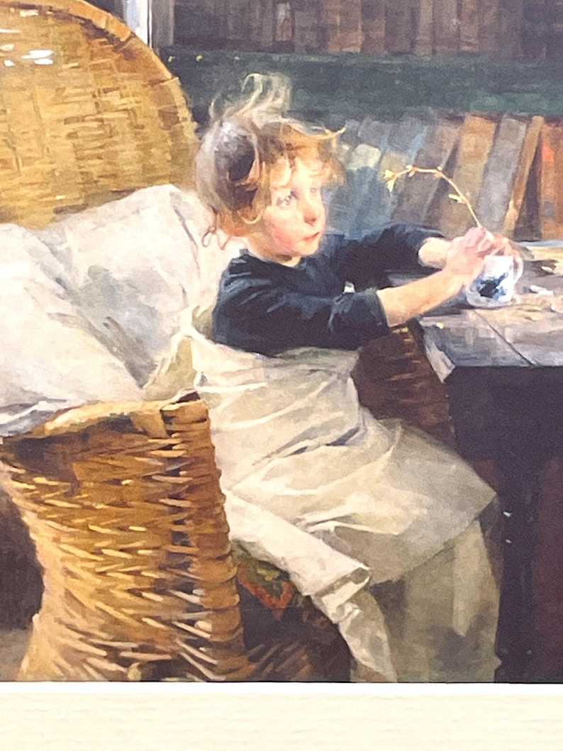 以下が含まれることがあります： 白いドレスと黒いセーターを着た若い女の子が、籐製の椅子に座って、青と白のカップに小さな花束を持っています。女の子は横を向いており、シーンは写実的なスタイルで描かれています。