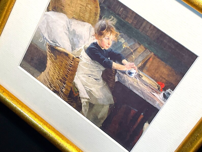 以下が含まれることがあります： 籐の椅子に座った若い女の子を描いた水彩画。白いエプロンと青いシャツを着ています。彼女は青と白のカップに小さな植物を持っています。絵は、木製のテーブルと背景に赤い花のある素朴なインテリアに設定されています。