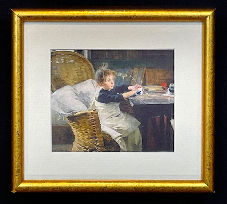 以下が含まれることがあります： テーブルにカップと花を持って座っている若い女の子の水彩画が額装されています。女の子は白いエプロンと濃い青色のシャツを着ています。絵は籐の椅子と窓のある部屋を舞台にしています。