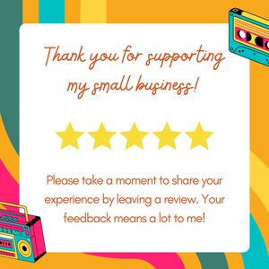 Puede incluir: Una tarjeta de agradecimiento de estilo retro con un fondo a rayas amarillo, naranja, rosa y azul. La tarjeta presenta un rect&aacute;ngulo blanco con el texto "&iexcl;Gracias por apoyar mi peque&ntilde;o negocio!" y una calificaci&oacute;n de cinco estrellas. Tambi&eacute;n se incluye el texto "Por favor, t&oacute;mate un momento para compartir tu experiencia dejando una rese&ntilde;a. &iexcl;Tus comentarios significan mucho para m&iacute;!" La tarjeta est&aacute; decorada con dos ilustraciones de cintas de casete retro.