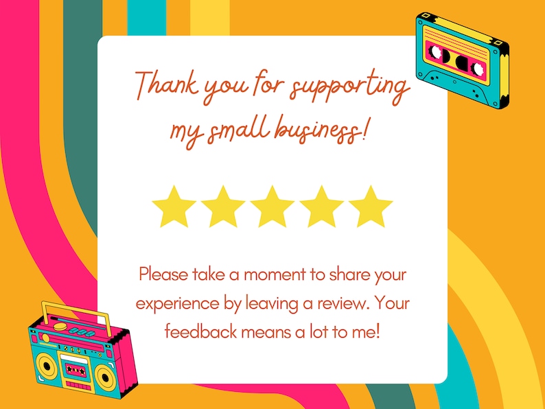 Puede incluir: Una tarjeta de agradecimiento de estilo retro con un fondo a rayas amarillo, naranja, rosa y azul. La tarjeta presenta un rect&aacute;ngulo blanco con el texto "&iexcl;Gracias por apoyar mi peque&ntilde;o negocio!" y una calificaci&oacute;n de cinco estrellas. Tambi&eacute;n se incluye el texto "Por favor, t&oacute;mate un momento para compartir tu experiencia dejando una rese&ntilde;a. &iexcl;Tus comentarios significan mucho para m&iacute;!" La tarjeta est&aacute; decorada con dos ilustraciones de cintas de casete retro.