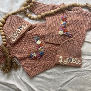 Suéter de diseño de carta bordado a mano para bebés y niños pequeños / suéter de diseño personalizado / suéter inicial floral imagen 5