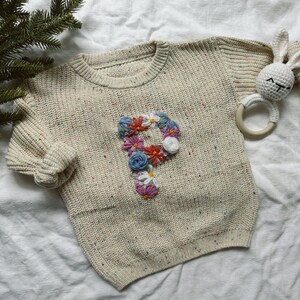 Suéter de diseño de carta bordado a mano para bebés y niños pequeños / suéter de diseño personalizado / suéter inicial floral imagen 7
