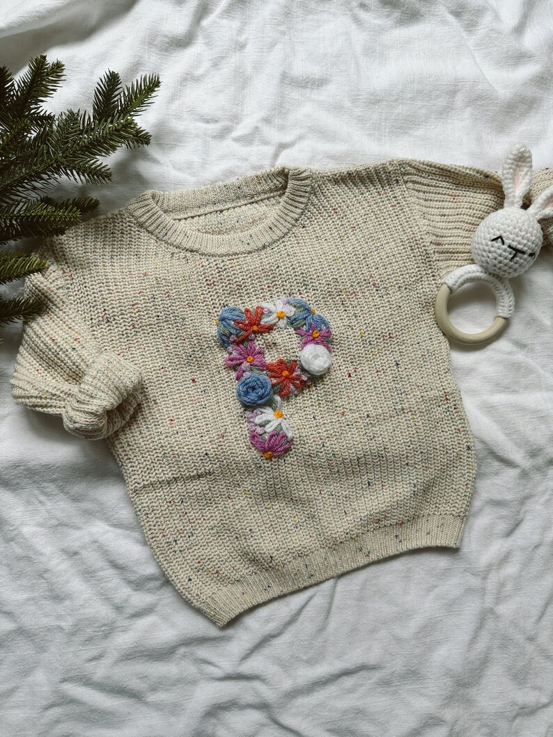 Suéter de diseño de carta bordado a mano para bebés y niños pequeños / suéter de diseño personalizado / suéter inicial floral imagen 7