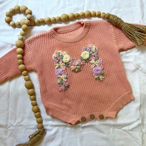 Suéter de diseño de carta bordado a mano para bebés y niños pequeños / suéter de diseño personalizado / suéter inicial floral imagen 2