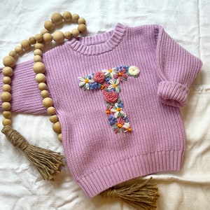 Suéter con diseño de “letras” bordado a mano para bebés y niños pequeños / Suéter con diseño personalizado / Suéter con inicial floral