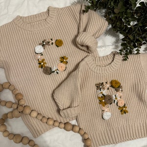Suéter de diseño de carta bordado a mano para bebés y niños pequeños / suéter de diseño personalizado / suéter inicial floral imagen 6