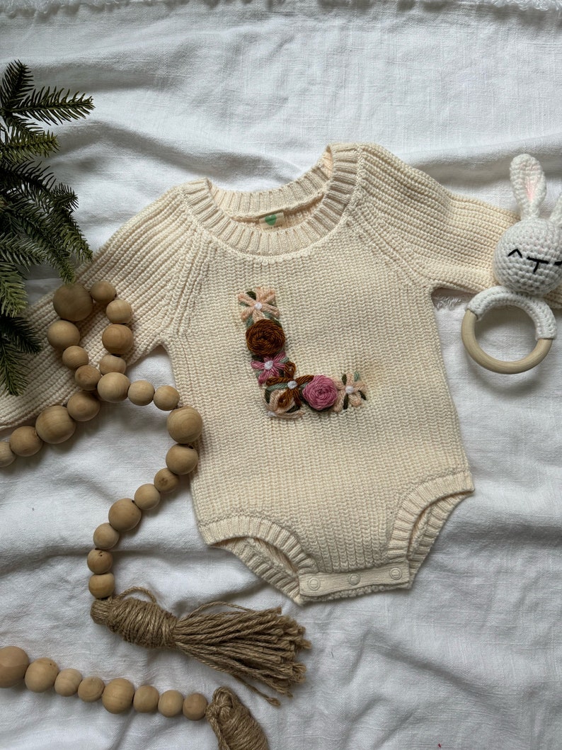 Suéter de diseño de carta bordado a mano para bebés y niños pequeños / suéter de diseño personalizado / suéter inicial floral imagen 4