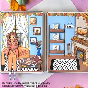 Pode incluir: Um conjunto de bonecas de papel imprim&iacute;vel com uma boneca de menina, uma lareira, uma estante de livros e uma cena de sala de estar. O conjunto &eacute; decorado com elementos de outono como ab&oacute;boras, folhas e uma placa que diz "FALL".