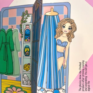 Pu&ograve; includere: Un set di bambole di carta con una donna in piedi dietro una tenda da doccia blu. La donna indossa un top bikini blu e biancheria intima blu. La tenda da doccia ha un bordo bianco e strisce blu. Lo sfondo &egrave; un bagno rosa e blu con uno scaffale di articoli da toeletta.