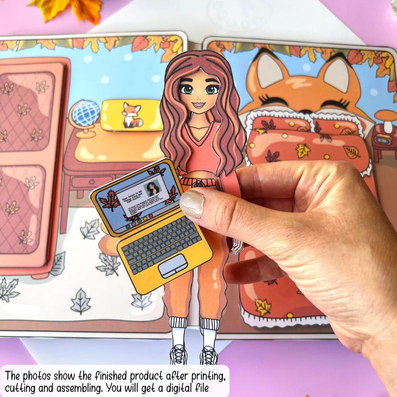 Pode incluir: Um conjunto de bonecas de papel imprim&iacute;vel com uma menina de cabelo castanho comprido vestindo um su&eacute;ter rosa e jeans. A boneca vem com um laptop, uma cama e uma raposa. O conjunto &eacute; projetado para cortar e montar.