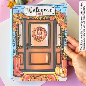 Pode incluir: Uma ilustra&ccedil;&atilde;o digital de papel craft de uma porta de entrada decorada para o outono. A porta &eacute; marrom com uma janela de vidro que apresenta uma raposa em uma coroa de folhas. A porta &eacute; adornada com uma guirlanda de folhas de outono e uma placa que diz "Bem-vindo Outono". H&aacute; ab&oacute;boras e botas na varanda.