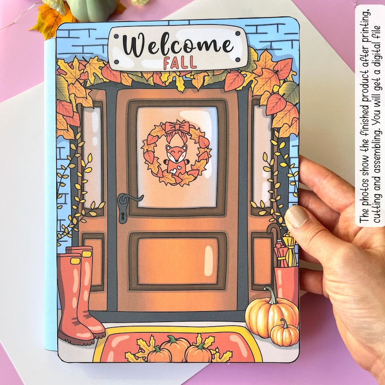 Pode incluir: Uma ilustra&ccedil;&atilde;o digital de papel craft de uma porta de entrada decorada para o outono. A porta &eacute; marrom com uma janela de vidro que apresenta uma raposa em uma coroa de folhas. A porta &eacute; adornada com uma guirlanda de folhas de outono e uma placa que diz "Bem-vindo Outono". H&aacute; ab&oacute;boras e botas na varanda.