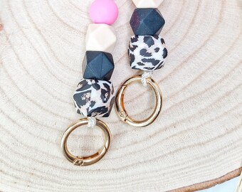Mobile phone chain with wooden beads made of beech and silicone beads with leopard print, pink and beige with round carabiners without case