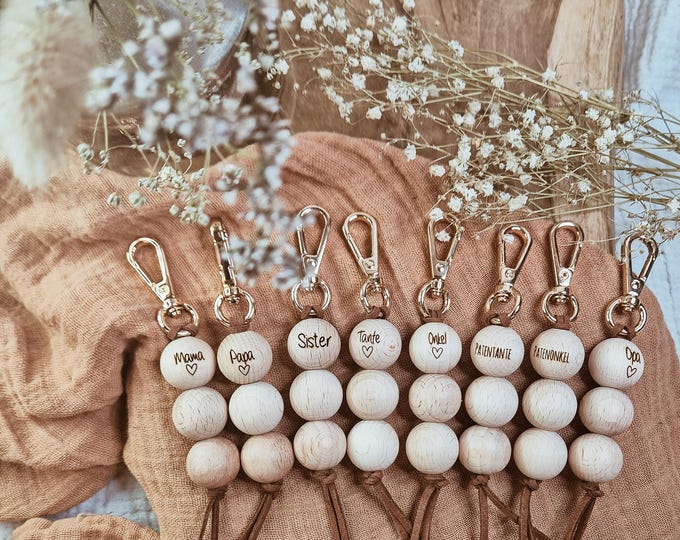 Minimalist key ring made of engraved wooden beads with leather strap and gold clip – Natural design with a personal touch