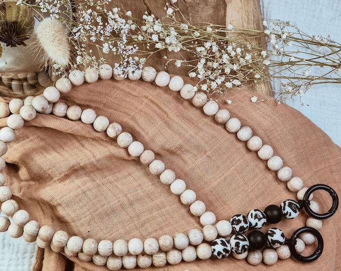 Leo long phone chain/phone strap made of beech wood beads for wearing around your neck – minimalism meets functionality. Crossbody chain for your phone.